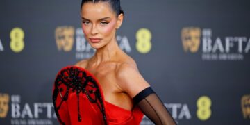 (Видео) Која е убавицата во црвениот фустан што привлече внимание на доделувањето на БАФТА наградите?