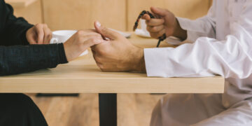 Се претставувал како „принц од Дубаи“ и ограбил бизнисменка за 2,5 милиони долари