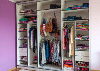 Евтино и ефикасно: Ослободете се од непријатните мириси од плакарот за миг