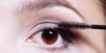 Трик со пудра во прав што ќе го промени начинот на кој нанесувате маскара