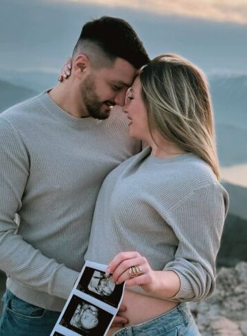 (Фото) „Не знаев дека универзумот ме подготвува за најважната премиера во нашиот живот, те чекаме малечка“, Александра Јанева објави дека е бремена