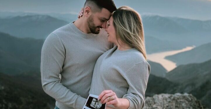 (Фото) „Не знаев дека универзумот ме подготвува за најважната премиера во нашиот живот, те чекаме малечка“, Александра Јанева објави дека е бремена