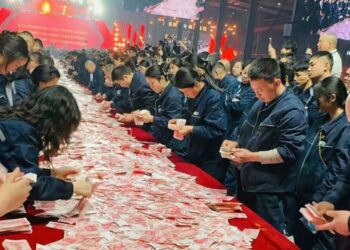 (Видео) Кинеска компанија им стави 26 милиони долари кеш на маса на работниците да земе кој колку сака