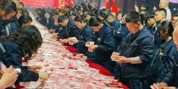 (Видео) Кинеска компанија им стави 26 милиони долари кеш на маса на работниците да земе кој колку сака