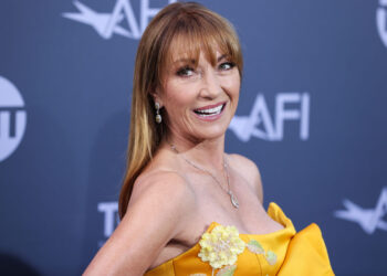 (Фото) Поранешната девојка на Бонд и денес изгледа нереално: наскоро ќе го прослави својот 75-ти роденден