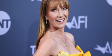 (Фото) Поранешната девојка на Бонд и денес изгледа нереално: наскоро ќе го прослави својот 75-ти роденден