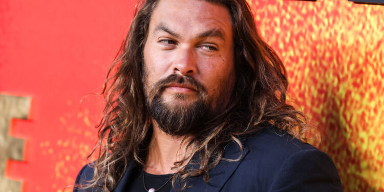 (Видео)„Би му простила сè“: Момоа се приближи до гостинка во ресторан и и’ украде тестенини од чинијата