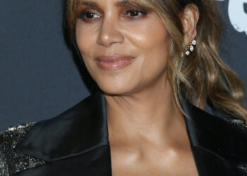 (Фото) Марго Роби има две комбинации што секоја жена би ги носела: дело се на Викторија Бекам