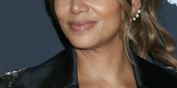 (Фото) Марго Роби има две комбинации што секоја жена би ги носела: дело се на Викторија Бекам