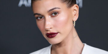 Најсекси фотографиите од нејзината кариера: Хејли Бибер се соблече за „Вог“ и ги помести границите