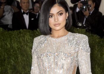 (Фото) Облините се тука, но тука е и нејзиното „старо“ лице: Дали убавицата ги отстрани филерите?