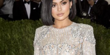 (Фото) Облините се тука, но тука е и нејзиното „старо“ лице: Дали убавицата ги отстрани филерите?