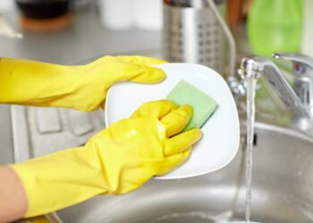 Мислите дека е чист? Истражување откри што се таложи во сунѓерот по само неколку часа