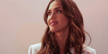 (Фото) Драстична промена во имиџот на една од најпосакуваните актерки: Лудо заљубена и никогаш поубава