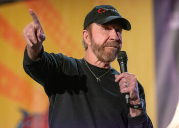 (Видео) Чак Норис објави емотивно видео неколку дена пред неговата смрт: „Јас не стареам“