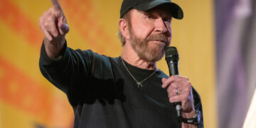 (Видео) Чак Норис објави емотивно видео неколку дена пред неговата смрт: „Јас не стареам“