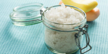 Еден трик со сол може да ја исчисти негативната енергија додека спиете