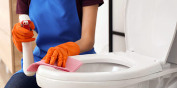 Како да ја исчистите бањата за 12 минути без долго рибање