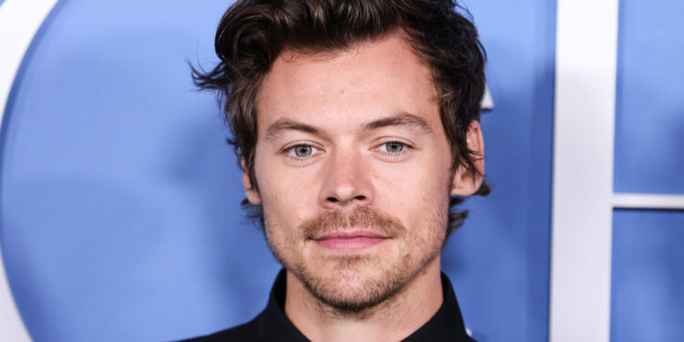 (Видео) На „Тик-Ток“ ги споредуваат песните: мелодија од новата песна на Хари Стајлс потсетува на „Лутка“ на С.А.Р.С.