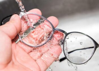 Совршен трик за кристално чисти очила без дамки