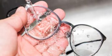 Совршен трик за кристално чисти очила без дамки