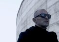 (Видео) ПKM со нова социјална нумера: „Крив правец“ – гласот на генерацијата заглавена меѓу брзи кредити и куфери за во странство