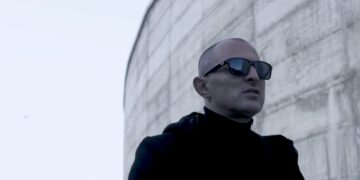 (Видео) ПKM со нова социјална нумера: „Крив правец“ – гласот на генерацијата заглавена меѓу брзи кредити и куфери за во странство