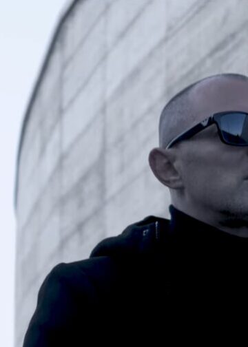 (Видео) ПKM со нова социјална нумера: „Крив правец“ – гласот на генерацијата заглавена меѓу брзи кредити и куфери за во странство