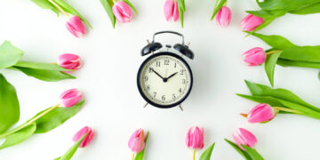 Часовникот се движи напред, но телото заостанува: Трикови што го олеснуваат пролетниот „мини-шок“