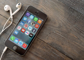 Хороскопски знаци што не го пуштаат телефонот од рака