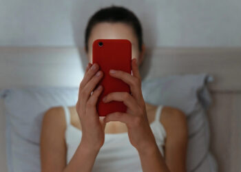 Астролозите откриваат: Овие четири знака се најголемите зависници од мобилни телефони