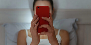 Астролозите откриваат: Овие четири знака се најголемите зависници од мобилни телефони