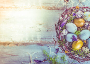 (Видео) Хит за овој Велигден: на сосема природен начин можете да ги обоите јајцата за да изгледаат како скапоцени камења