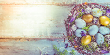 Хит за овој Велигден: на сосема природен начин можете да ги обоите јајцата за да изгледаат како скапоцени камења