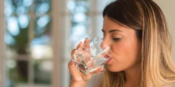 Водата што стои во чаша може да стане ризик: експертите предупредуваат на „правилото од 12 часа“