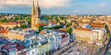 Дојави за бомби во Загреб: Евакуирани трговски центри, полицијата на терен