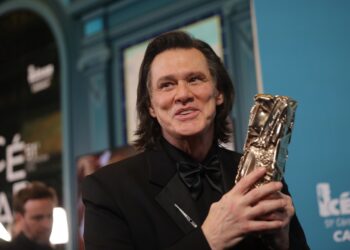 (Видео) Поранешната партнерка на Џим Кери тврди: Тоа беше тој, не станува збор за двојник