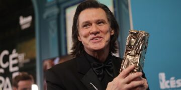 (Видео) Поранешната партнерка на Џим Кери тврди: Тоа беше тој, не станува збор за двојник