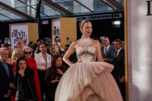 (ВИДЕО) Емили Блант го украде шоуто во Њујорк: Мeрил Стрип остана без зборови пред нејзиниот фустан