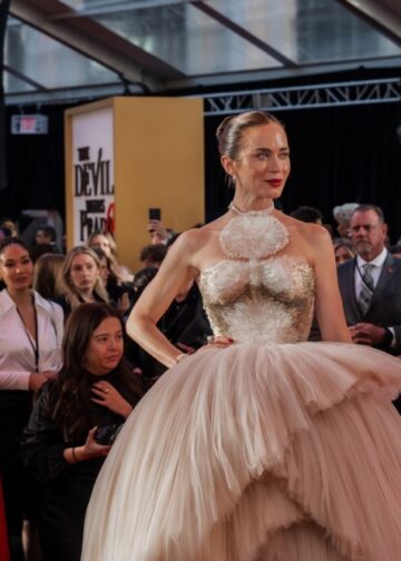 Луксуз на црвениот тепих: Емили Блант во фустан од 25.000 пердуви – ремек-дело создавано 4.000 часа