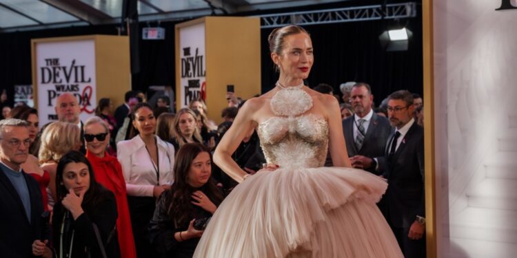 Луксуз на црвениот тепих: Емили Блант во фустан од 25.000 пердуви – ремек-дело создавано 4.000 часа