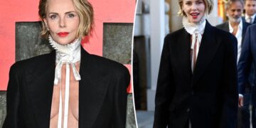 Шарлиз Терон без кошула на премиерата на „Apex“: Диор комбинација што го запали црвениот тепих