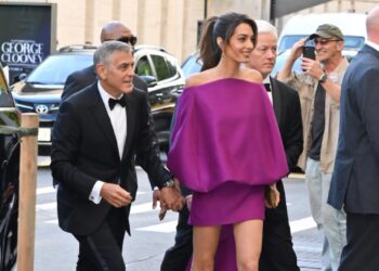 Амал Клуни во центарот на вниманието: елеганција и стил што ја засенија гала-вечерта во Њујорк