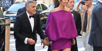 Амал Клуни во центарот на вниманието: елеганција и стил што ја засенија гала-вечерта во Њујорк