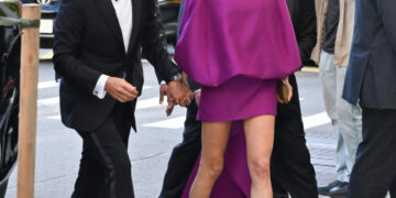 Амал Клуни во центарот на вниманието: елеганција и стил што ја засенија гала-вечерта во Њујорк