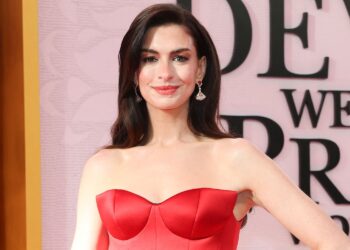 Ен Хатавеј прогласена за најубава жена во светот за 2026 – убавината, како што вели, доаѓа со самодовербата