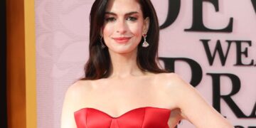 Ен Хатавеј прогласена за најубава жена во светот за 2026 – убавината, како што вели, доаѓа со самодовербата