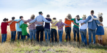 Научниците ја откриваат возраста во која сме најмалку среќни и што помага тогаш