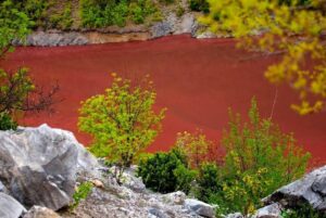 Кога природата црта: Езерото Козјак еднаш годишно се обојува во црвено