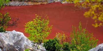 Кога природата црта: Езерото Козјак еднаш годишно се обојува во црвено